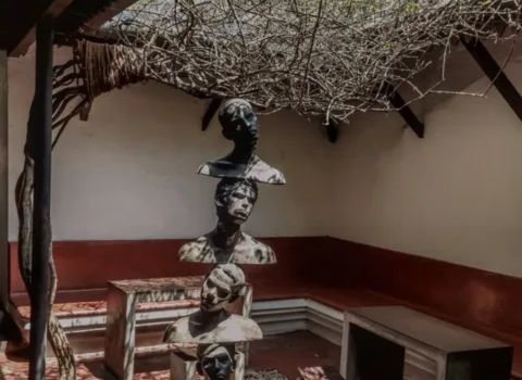 Kashi Art Café, Fort Kochi indoor seating with sculpture image