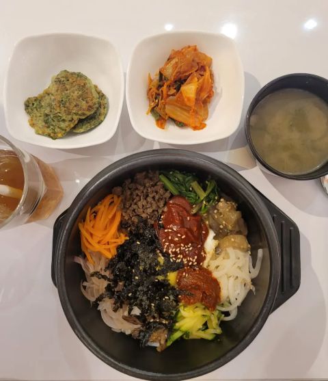 Beef-Bibimbap-with-kimchi