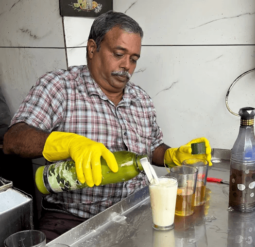 Bhaskarettante Sarbath Shop making milk sarbath