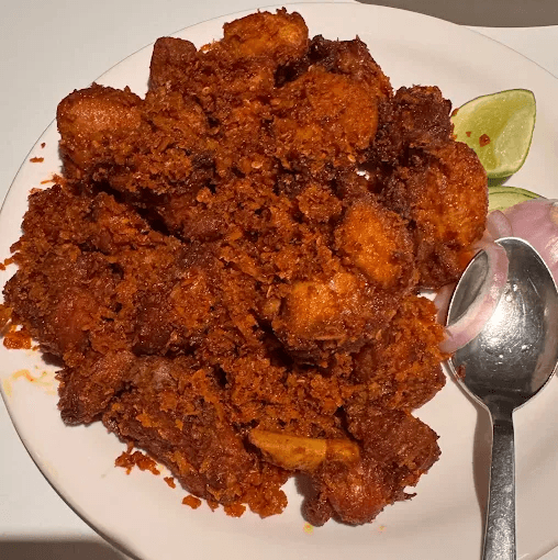 Plate of hotel sagar kozhikode chicken dry fry with onion and lime