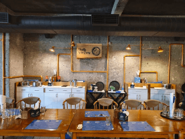 cheenavala seafood restaurant edapally dining area